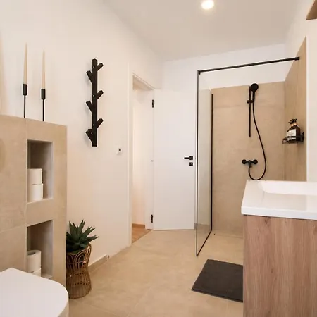 150m From Arena Colosseum Apartament *
