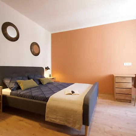 150m From Arena Colosseum Apartman