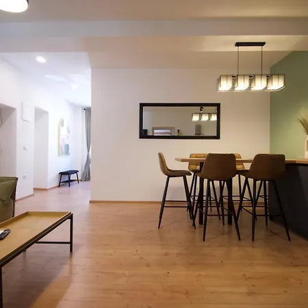 150m From Arena Colosseum Apartman