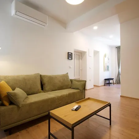 150m From Arena Colosseum Apartman