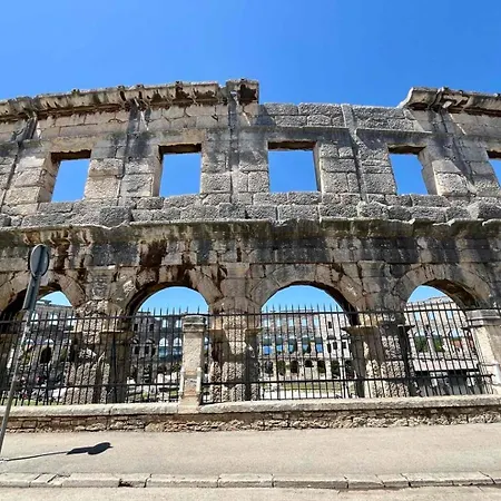 150m From Arena Colosseum Apartman *