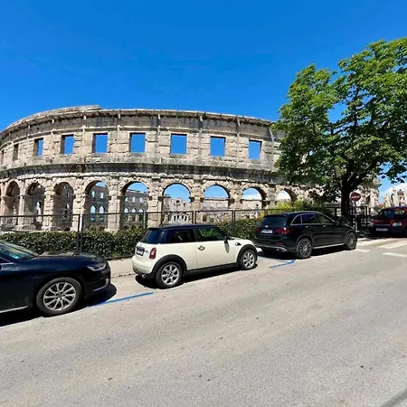 150m From Arena Colosseum Apartman *