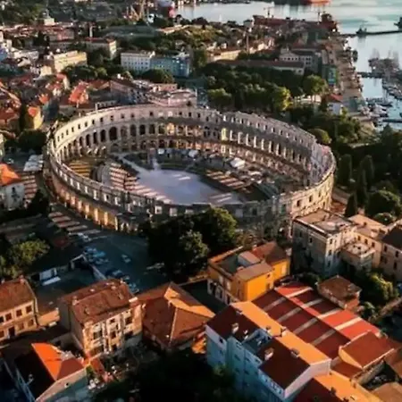 150m From Arena Colosseum Apartman